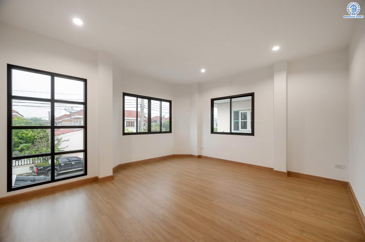 บ้านมือสองตกแต่งใหม่ โครงการ ณัฐชากรีนวิลล์ ปิ่นเกล้า-กาญจนาฯ บนเนื้อที่ 57.70 ตร.ว. ฟังก์ชัน 3 ห้องนอน 2 ห้องน้ำ จอดรถได้ 2 คัน บนทำเลศักยภาพ ใกล้เซ็นทรัลเวสต์เกต ทางด่วน "ศรีรัช" รถไฟฟ้าสายสีม่วง "สถานีตลาดบางใหญ่"